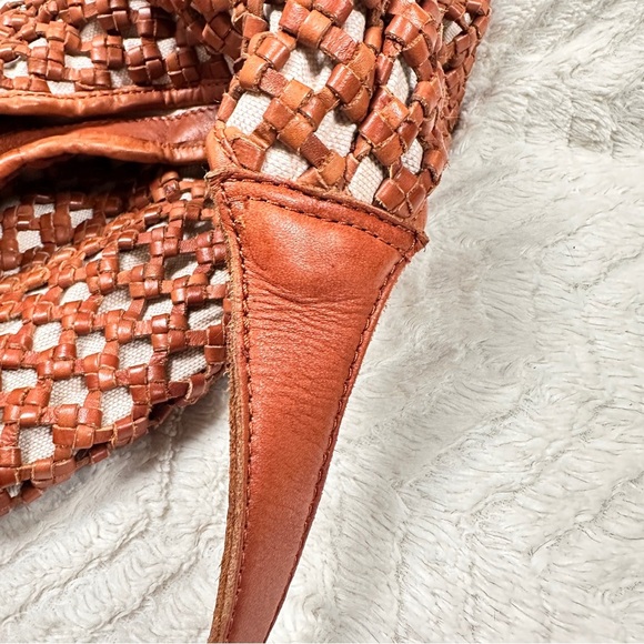 Marta Ponti Portugal | Large Rich Carmel Brown Genuine Woven Leather Hobo Bag - Picture 6 of 13